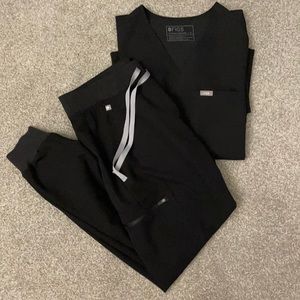 Figs black medium Catarina top and medium regular Zamora joggers